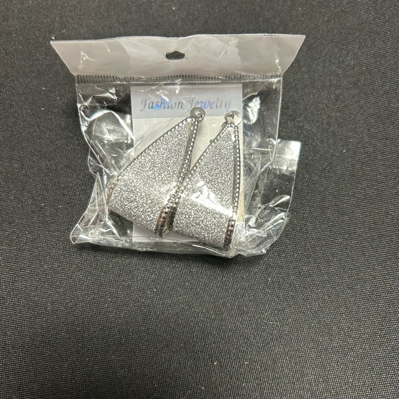 NWT Silver Drop And Dangle Earrings - Picture 3 of 4